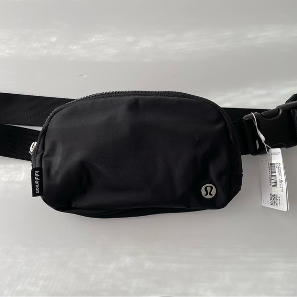 NWT Lululemon Everywhere Belt Bag - Black - Picture 4 of 7